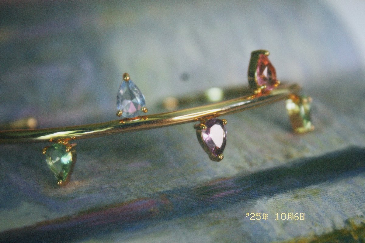 Brazalete con cristales en gota.