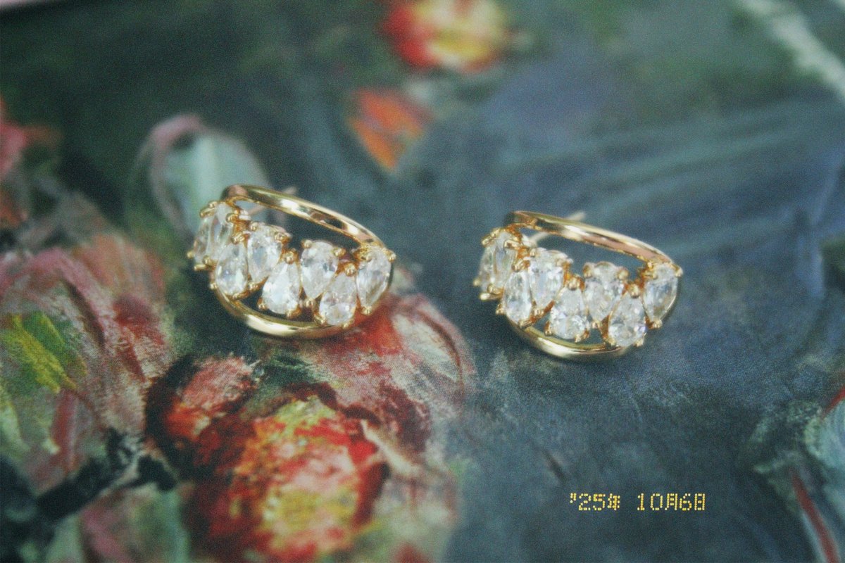 Aro curvo vazado con cristales - 2