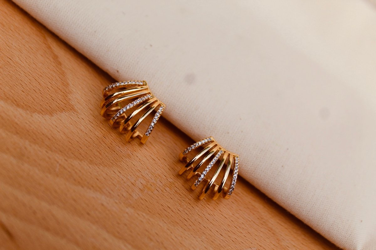 Aro con 7 fileras curvas incrustada