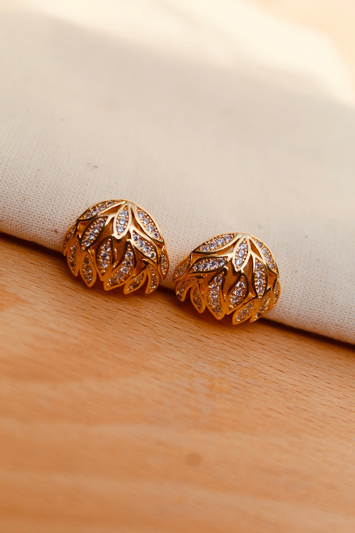 Aro curvo con hojas incrustada