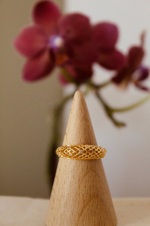 Anillo vazado con zirconea 