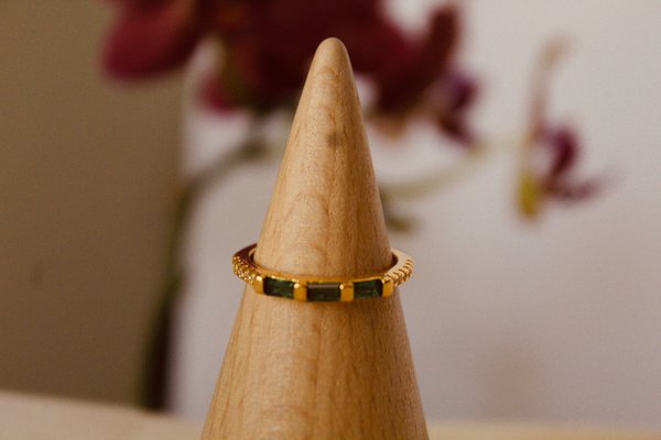 Anillo con cristales verdes