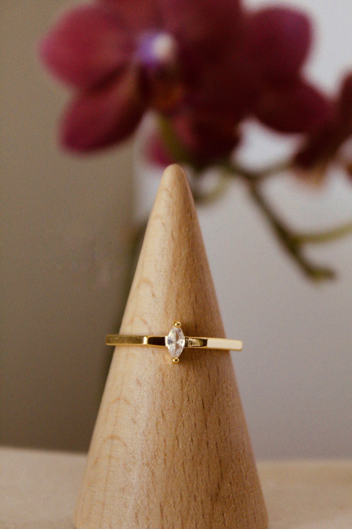 Anillo curvo con cristal solitario