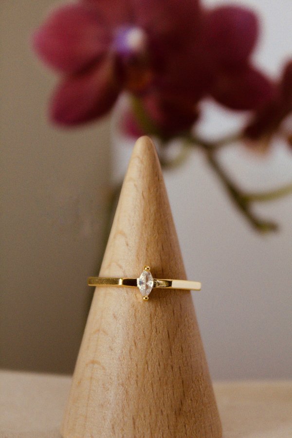 Anillo curvo con cristal solitario