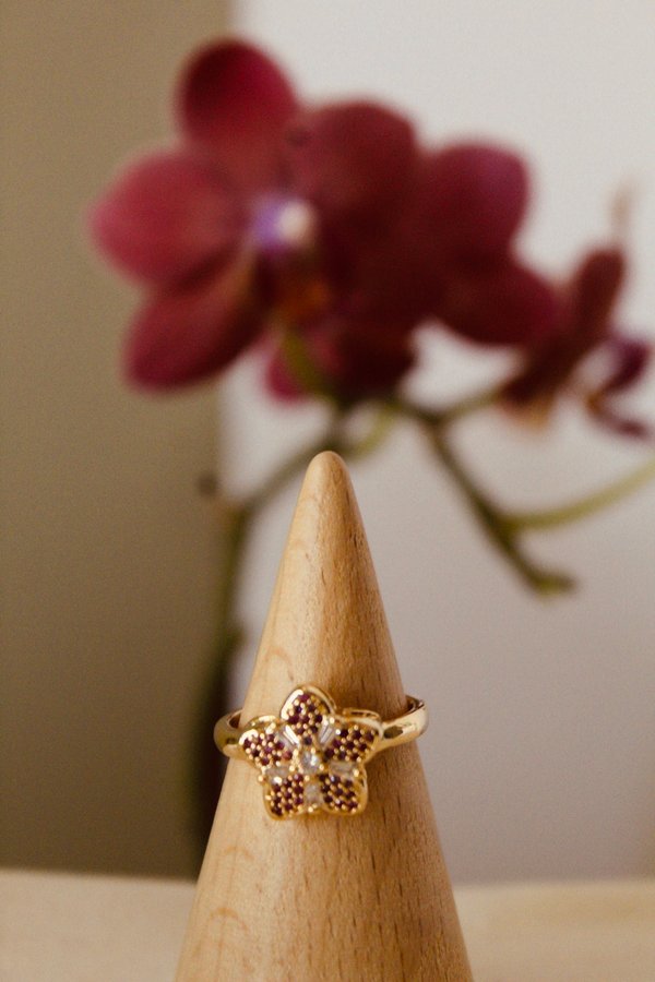 Anillo de flor con zirconeas
