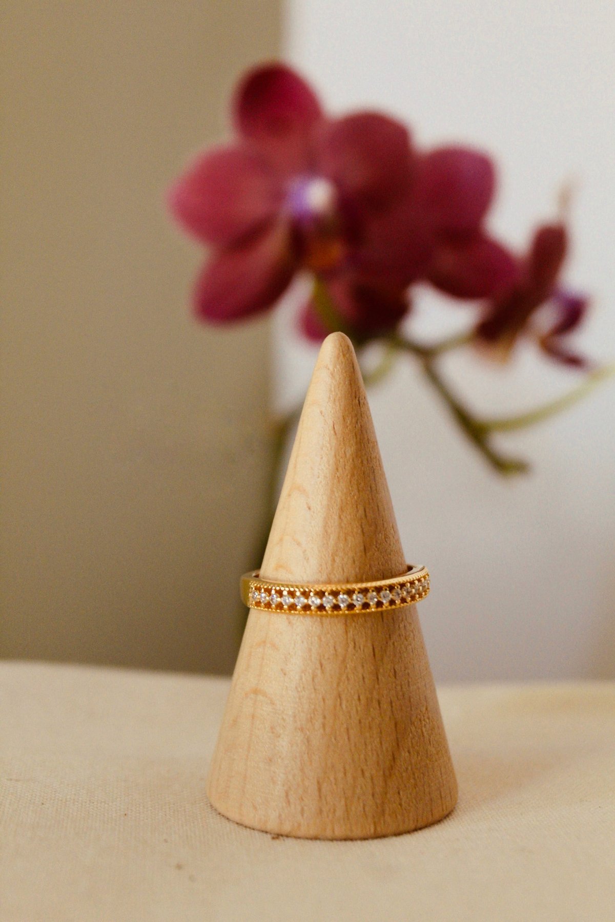 Anillo vazado con zirconeas