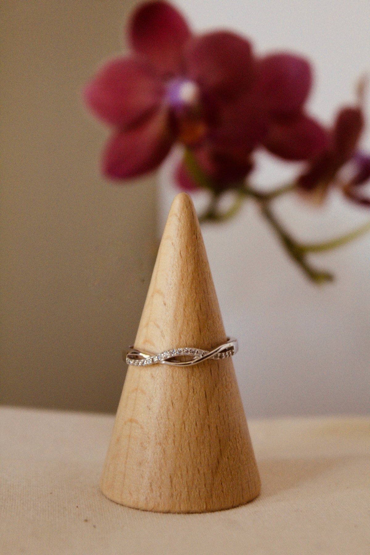 Anillo entrelazado con zirconeas