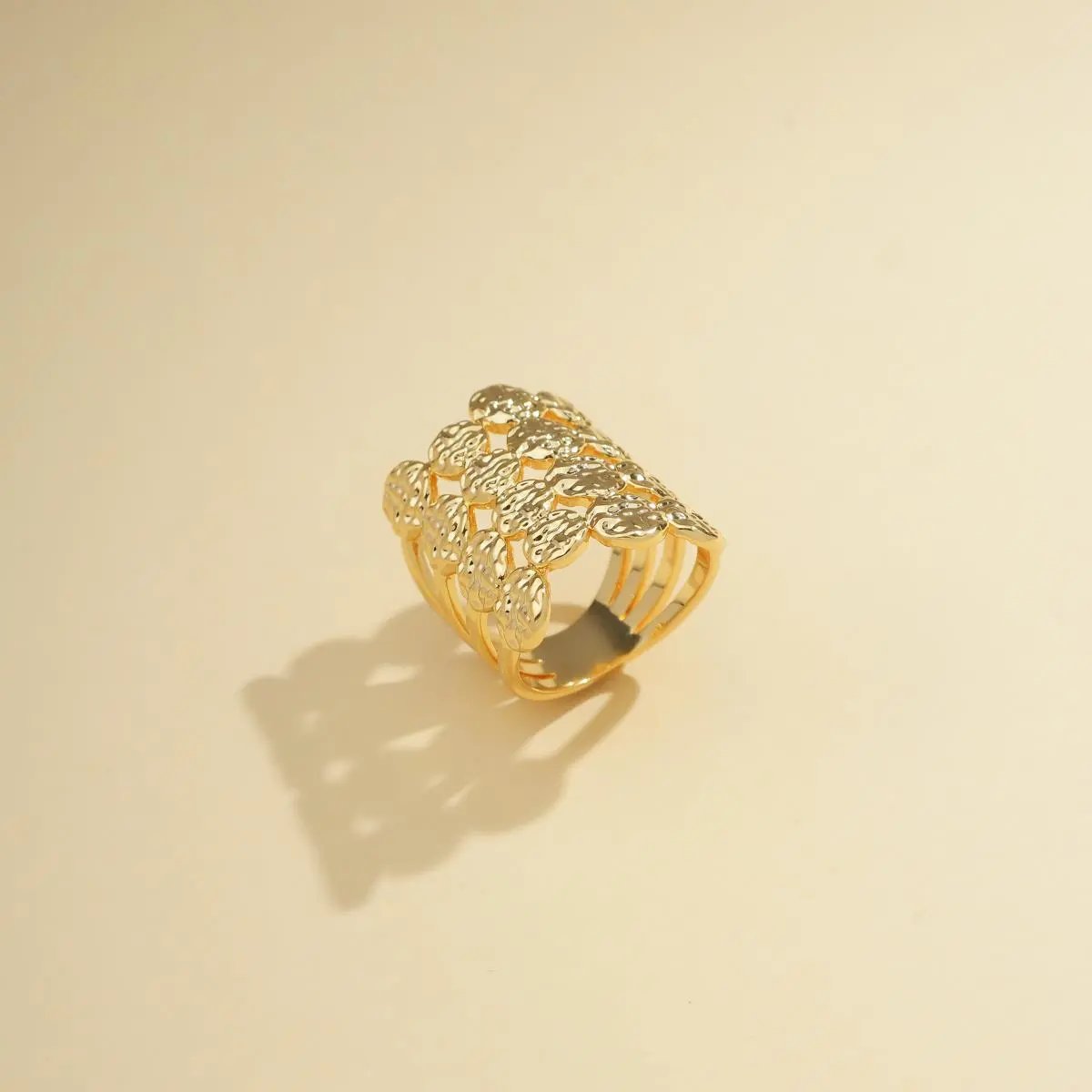 Anillo con medallas texturizadas - 3