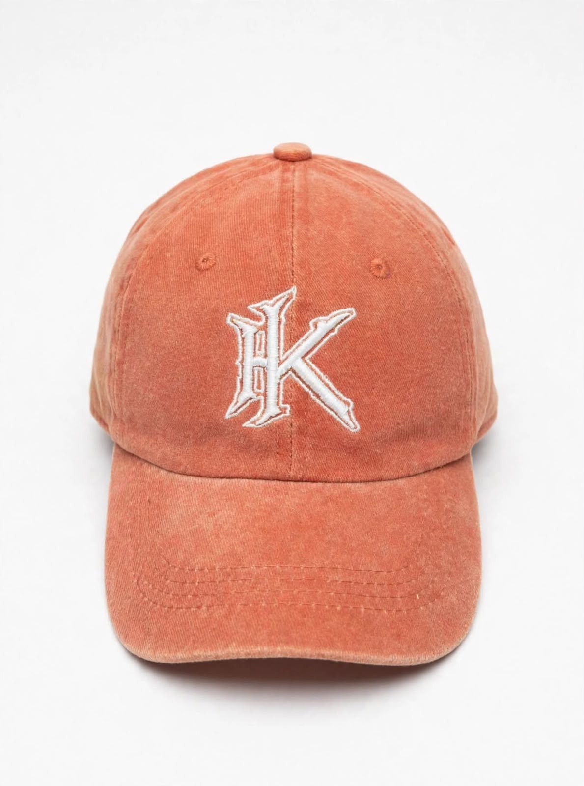 Gorra salmón con bordado blanco de HK
