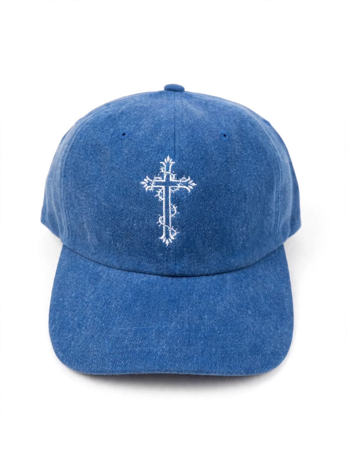 Gorra azul con bordado frontal de cruz