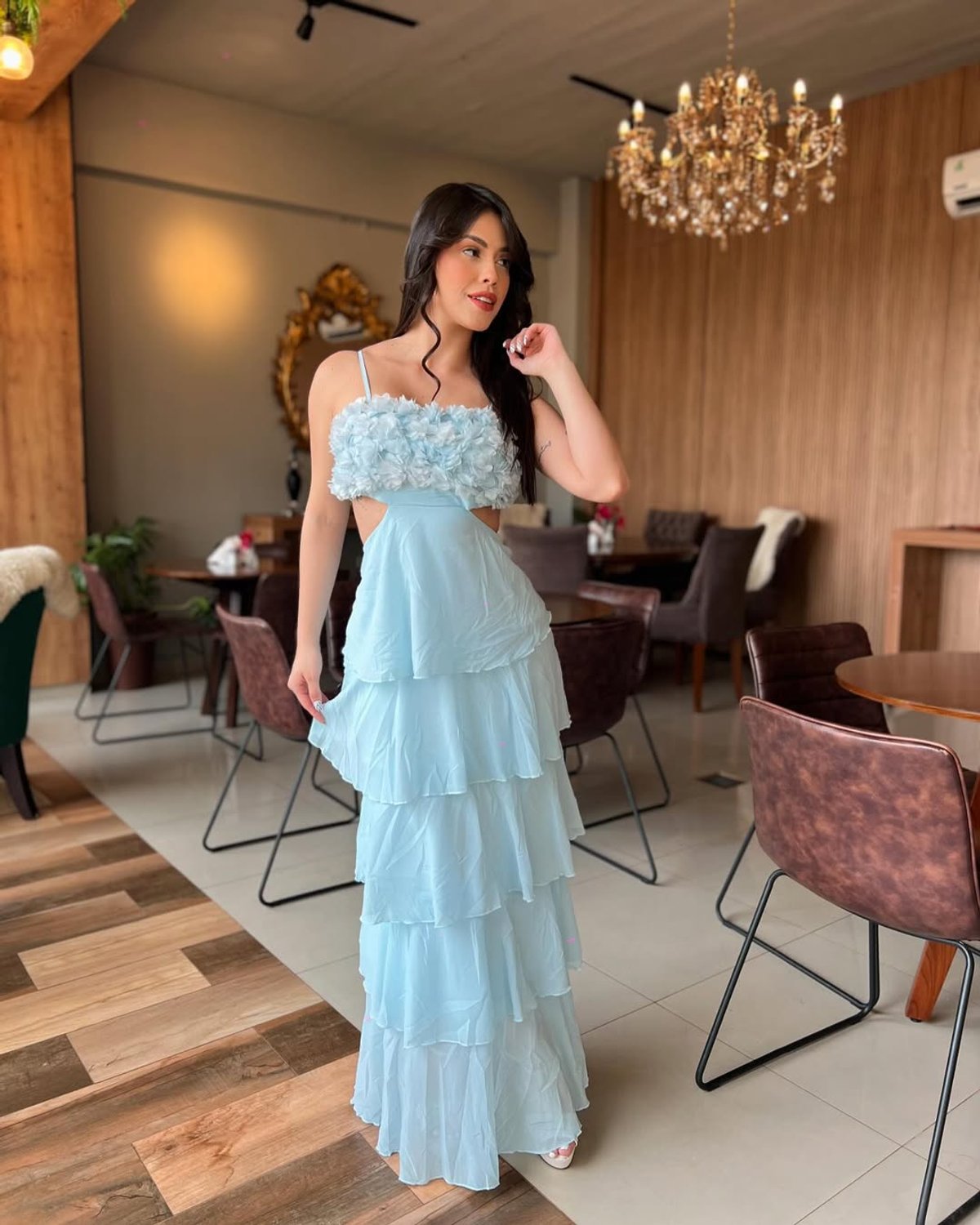 VESTIDO AZUL CIELO CON DETALLES FLORALES