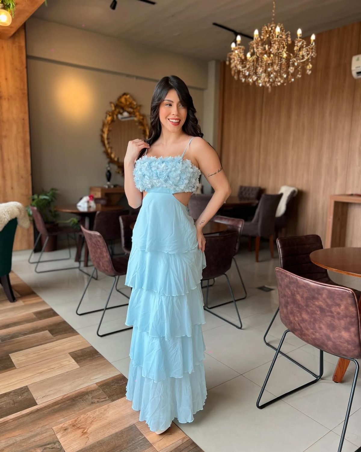 VESTIDO AZUL CIELO CON DETALLES FLORALES