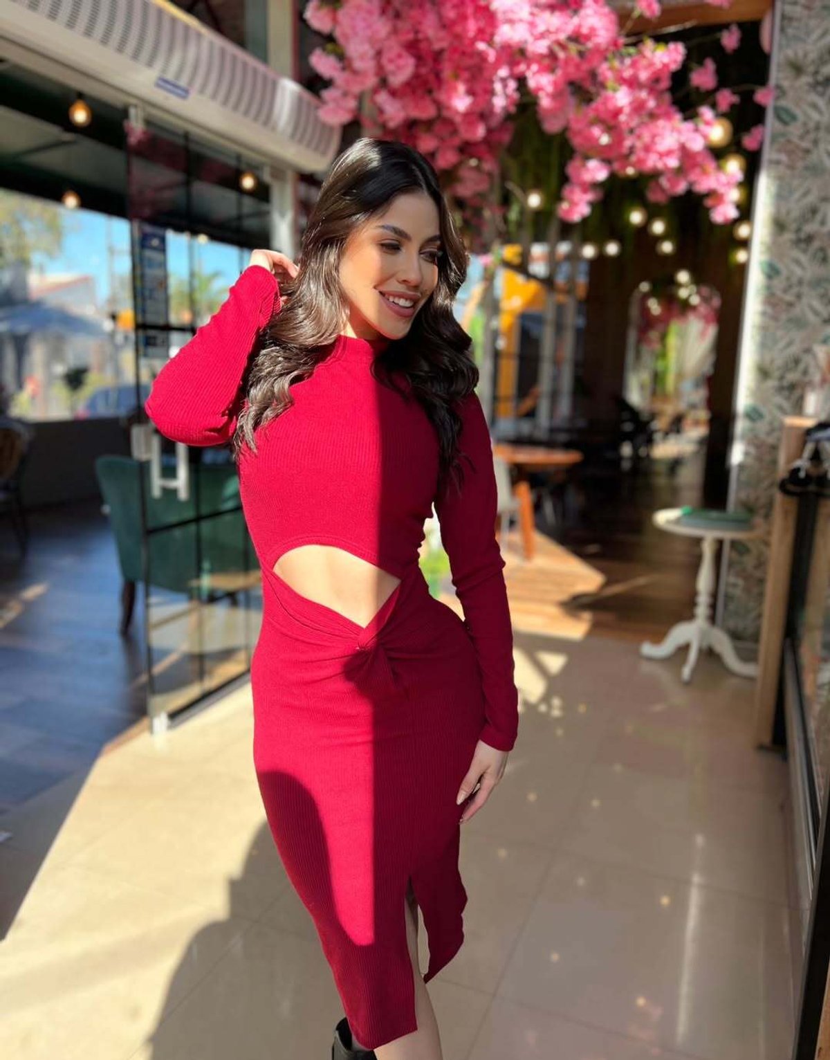 🍷 VESTIDO BURDEOS CON RECORTES MODERNOS