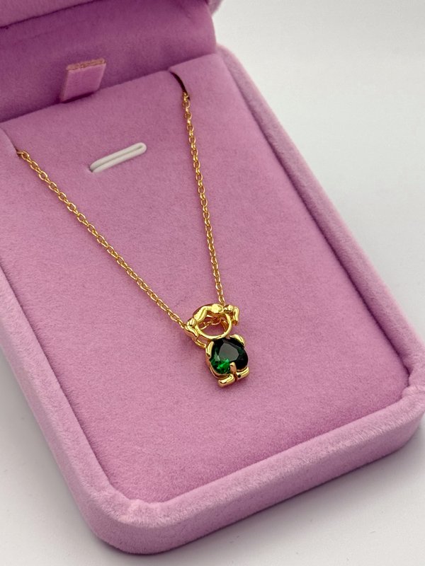 Niña con corazón verde 