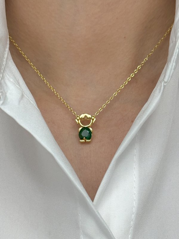 Niña con corazón verde 