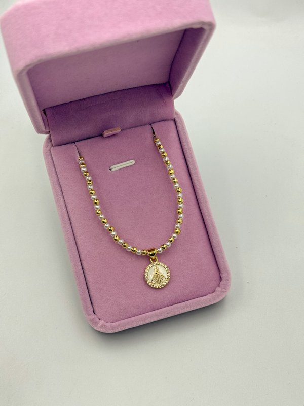 Virgencita en perlas y dorado 