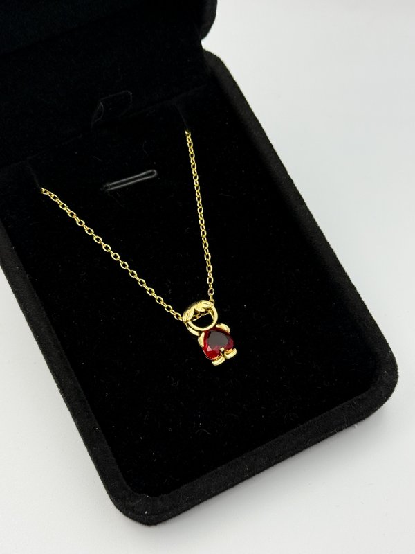 Niño corazón rojo 