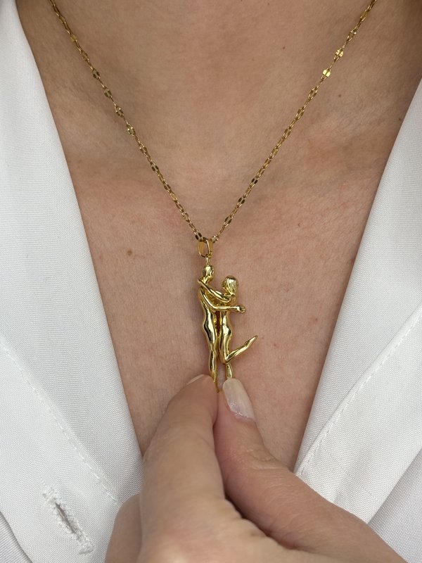 Abrazo eterno dorado