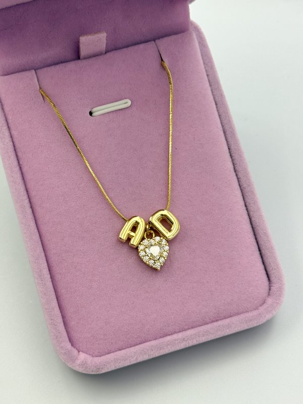 Collar iniciales y corazón resplandeciente 