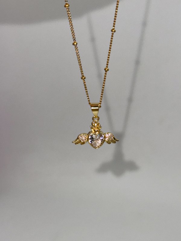 Collar corazón con alas