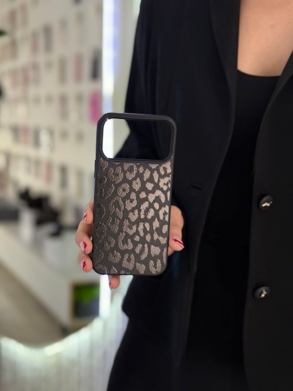 Case negro con efecto animal print - iPhone 17 Pro 