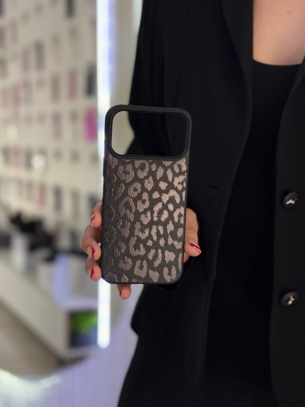 Case negro con efecto animal print - iPhone 17 Pro Max 