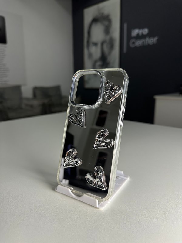 Case espejado con detalles de corazones