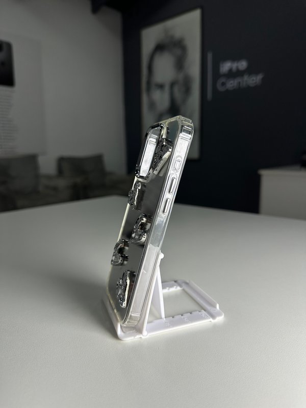 Case espejado con detalles de corazones