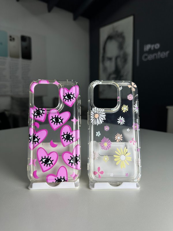 Case transparente con detalles de corazones y flores