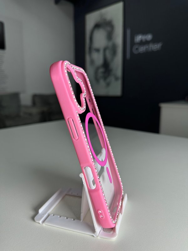 Case con detalles de brillos y bordes reforzados 