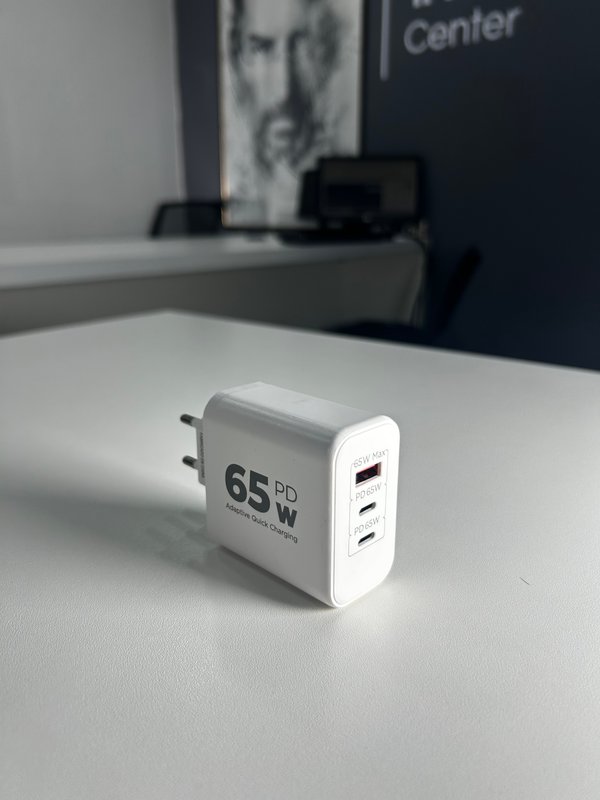 Fuente de 65W con 3 entradas USB - C