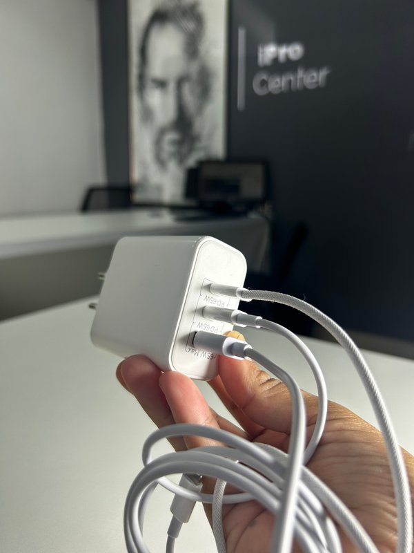 Fuente de 65W con 3 entradas USB - C