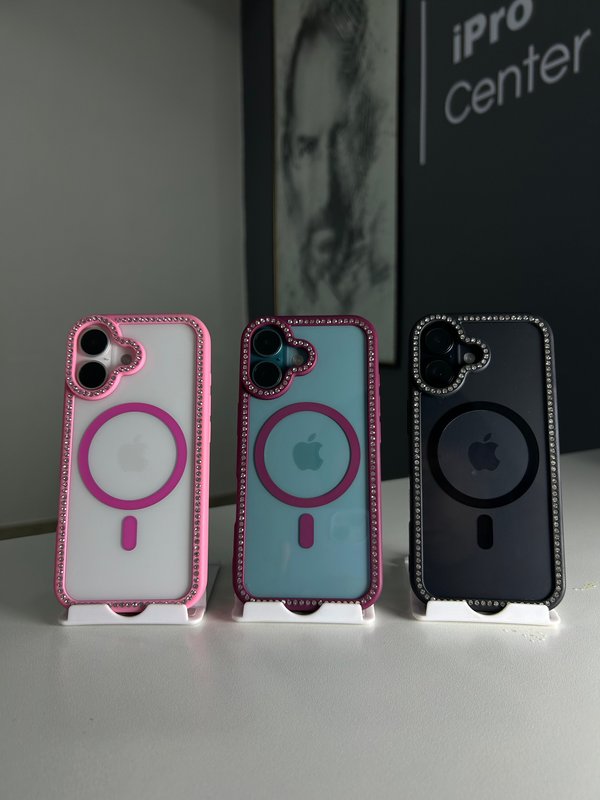 Case con detalles de brillos y bordes reforzados 