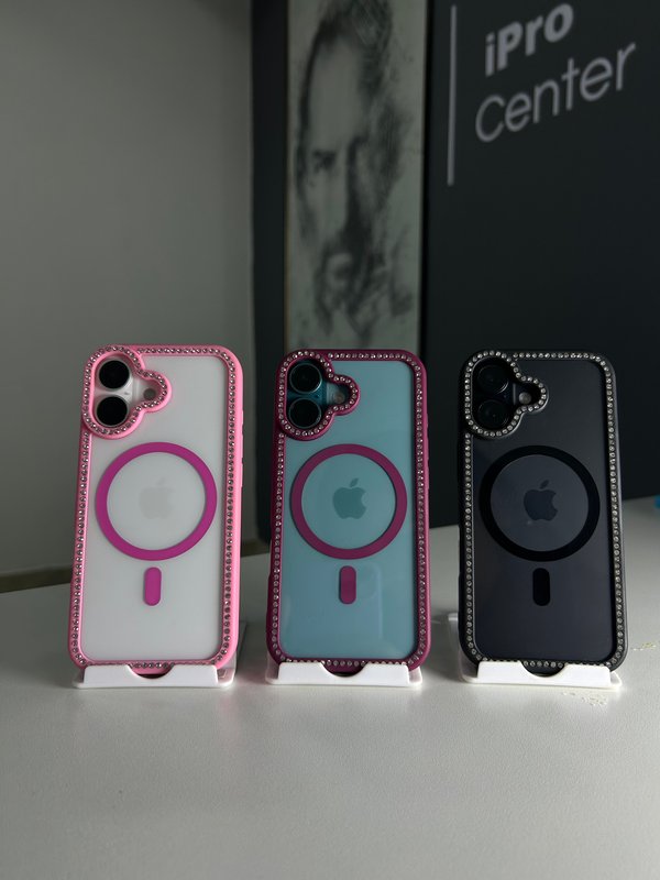 Case con detalles de brillos y bordes reforzados 