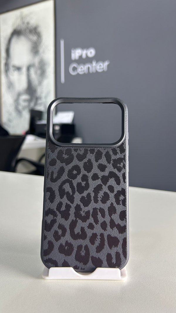 Case negro con efecto animal print - 17 Pro Max 