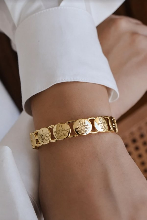 Brazalete 10 mandamientos.  Bañado en oro 18k