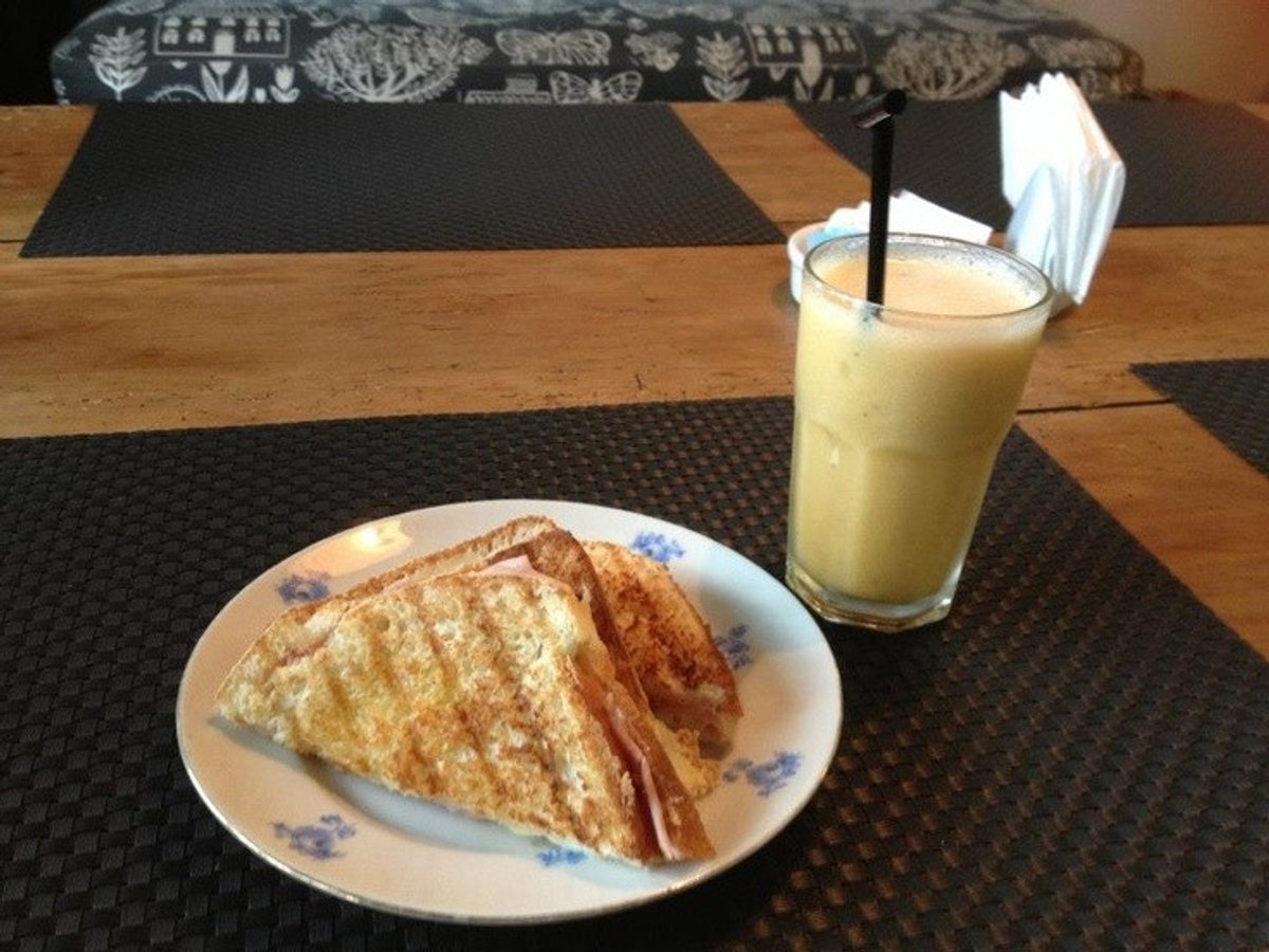 Mixto de jamón y queso con jugo de durazno 