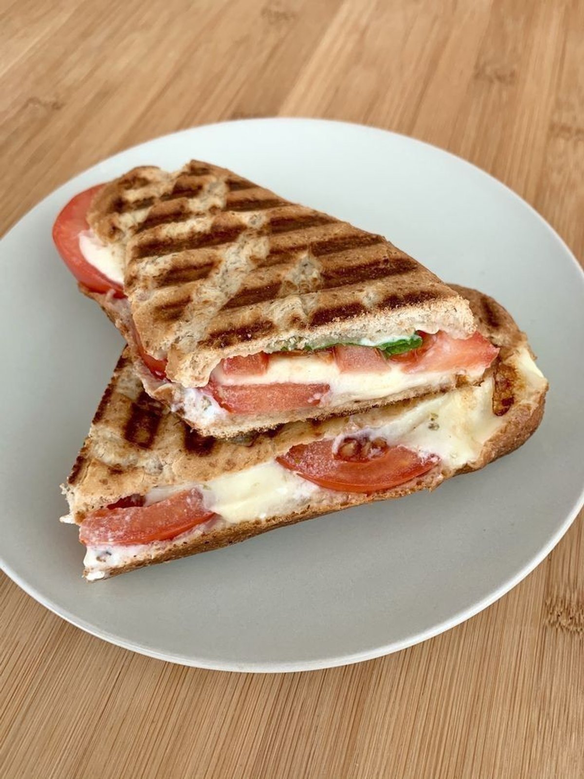 Sándwich de queso y tomate 