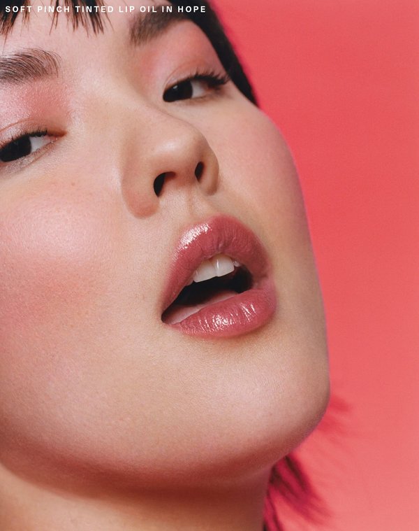 Lip oil Rare Beauty tono hope