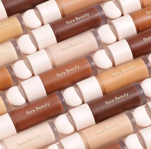 Rare Beauty Base – Ligera, Natural y de Larga Duración
