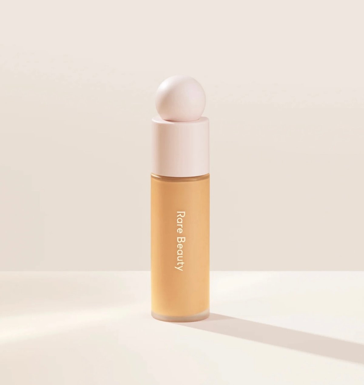 Rare Beauty Base – Ligera, Natural y de Larga Duración