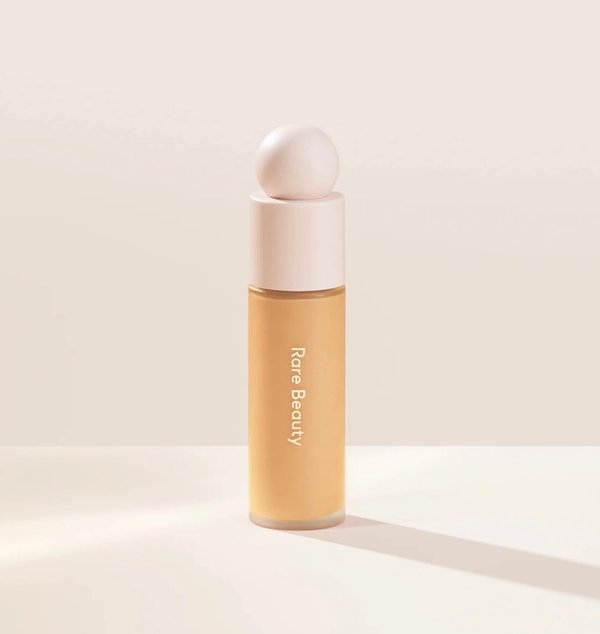 Rare Beauty Base – Ligera, Natural y de Larga Duración