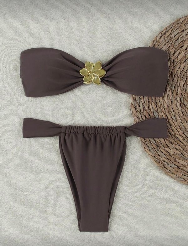 Bikini con flor dorada