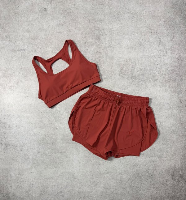 Conjunto deportivo de top y short con calza Nike