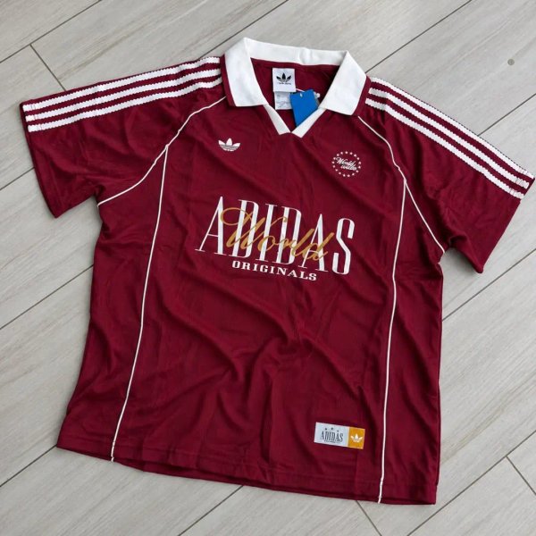 Camiseta Retro Adidas Originals "Worldwide" en dos colores