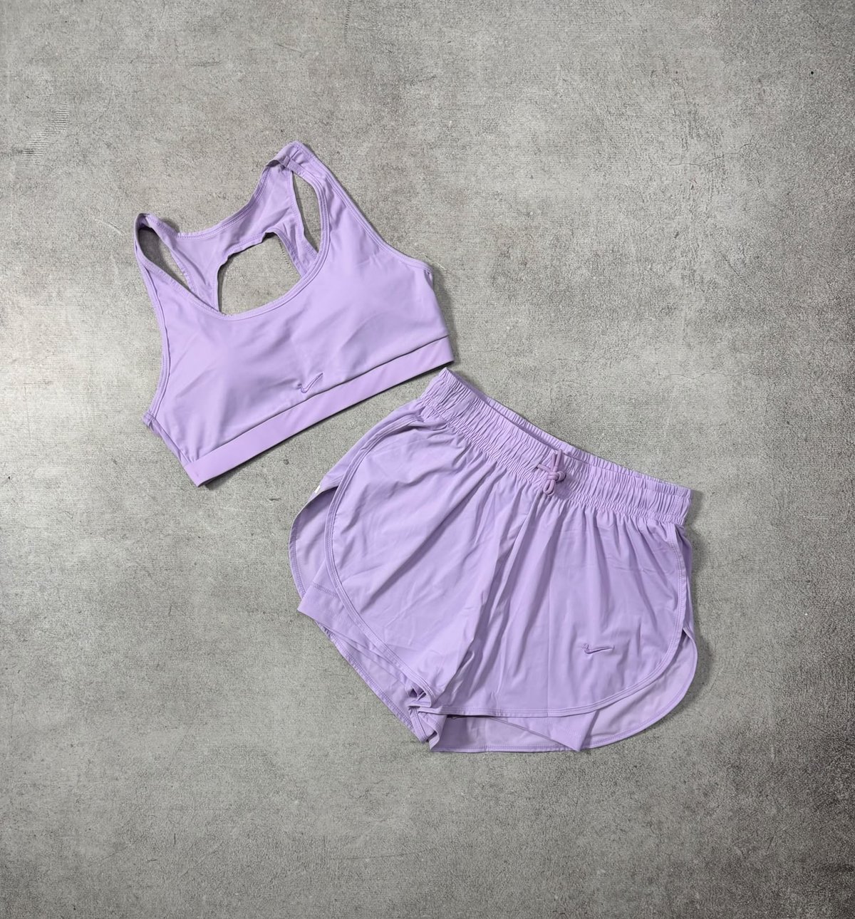Conjunto deportivo de top y short con calza Nike - 4