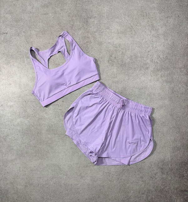 Conjunto deportivo de top y short con calza Nike