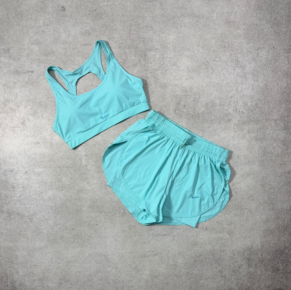 Conjunto deportivo de top y short con calza Nike - 5