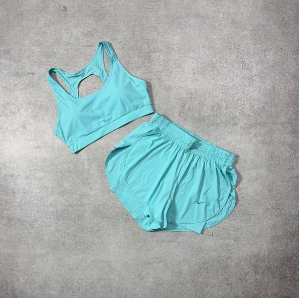 Conjunto deportivo de top y short con calza Nike