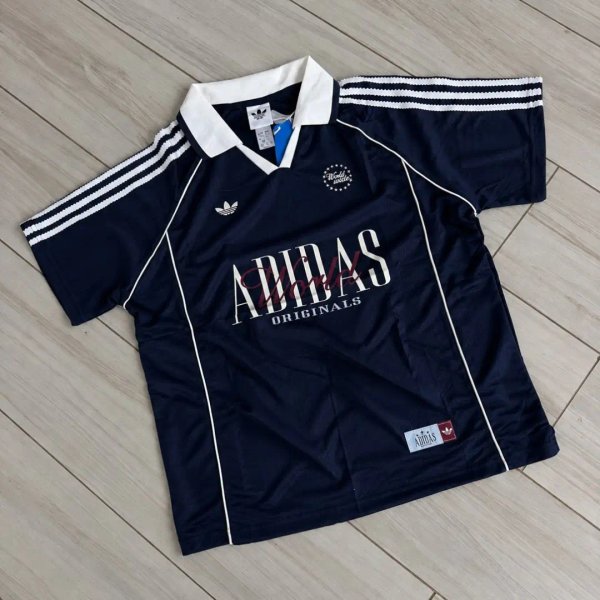 Camiseta Retro Adidas Originals "Worldwide" en dos colores